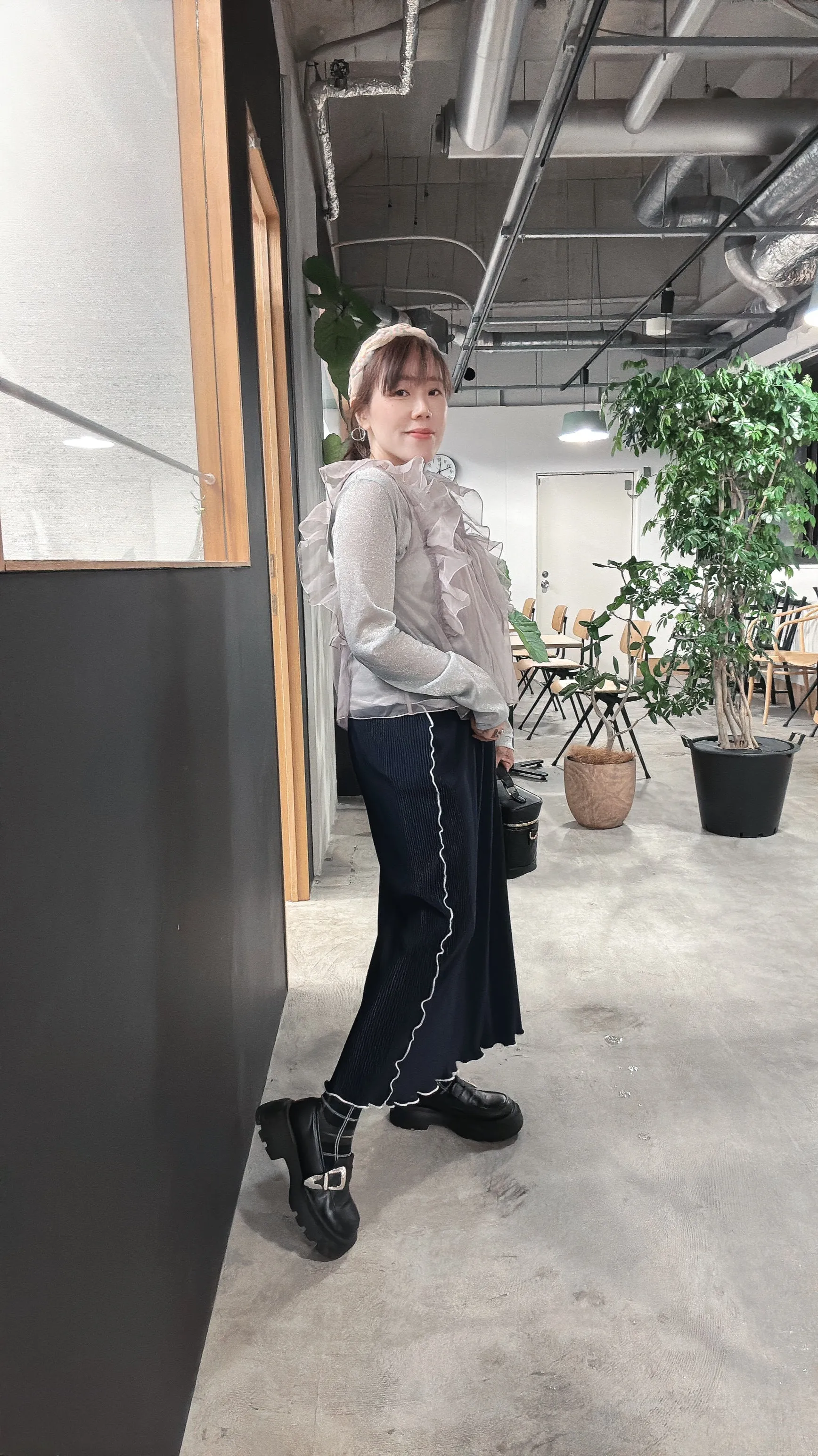 K871 壓紋小開叉木耳邊半截裙