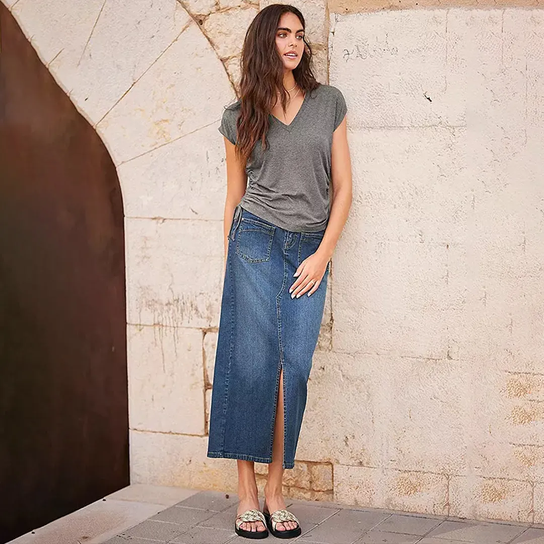 Versatile Midi Denim Skirt with Patch Pockets